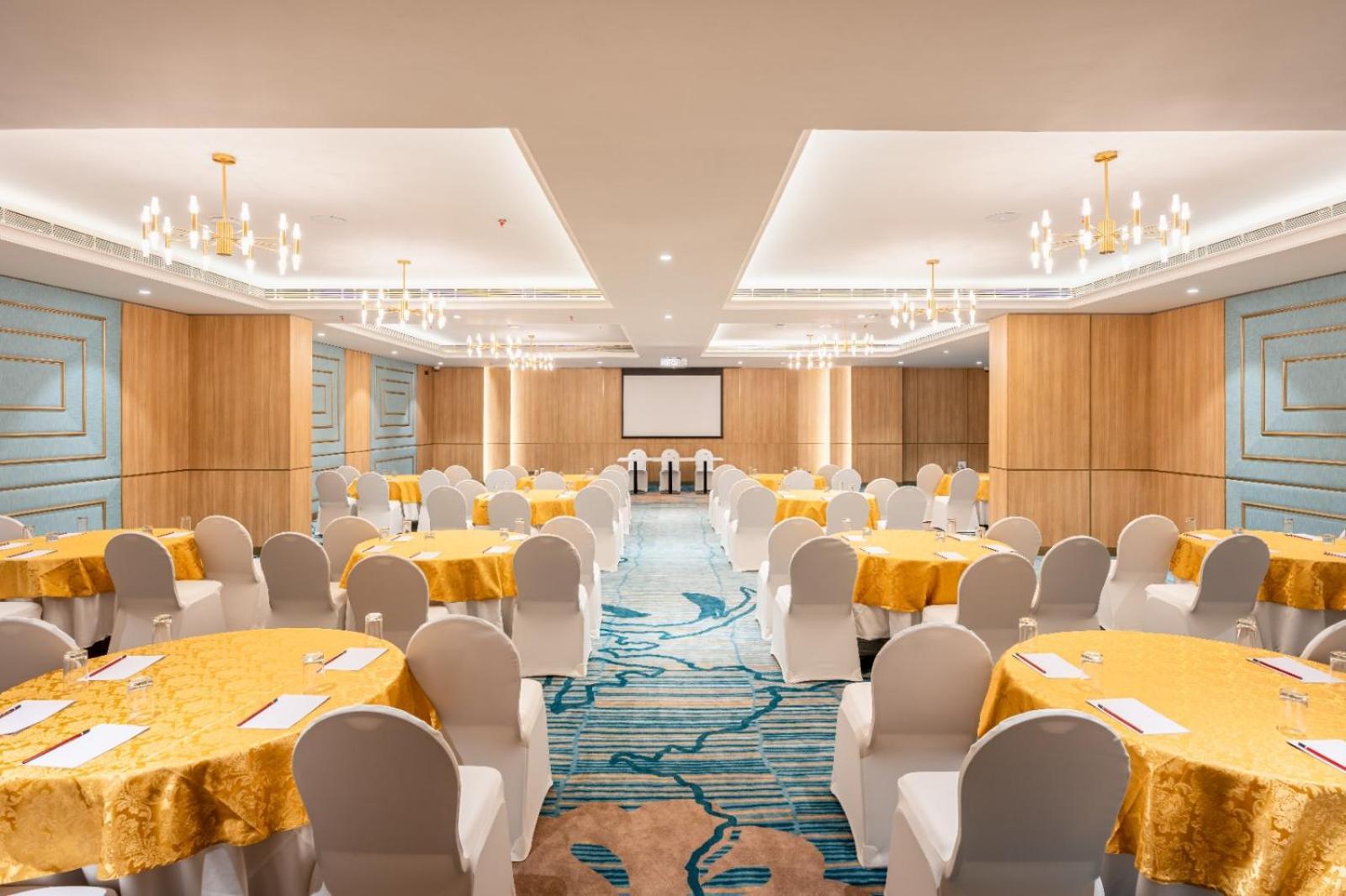 Park Inn & Suites By Radisson Thrissur East Fort 외부 사진